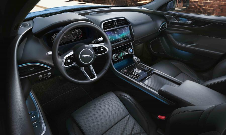 Интерьер Jaguar XE D180 HSE 2019 года  (WW) (фото 3 из 28)
